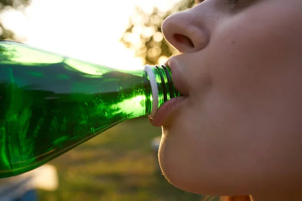 Nő ivóvíz egy üveg üveg frissítő ital nyár — Stock Fotó