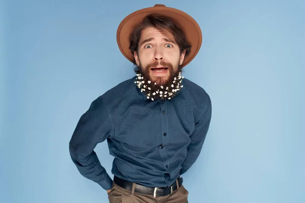 Homem com expressão surpreso vestindo chapéu estúdio decoração cuidado do cabelo — Fotografia de Stock