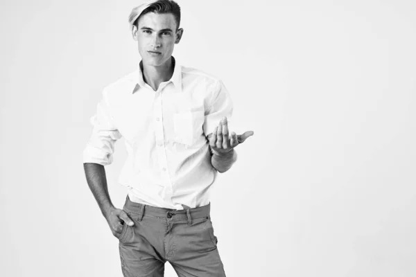 Man in wit shirt mode vertrouwen levensstijl professioneel — Stockfoto