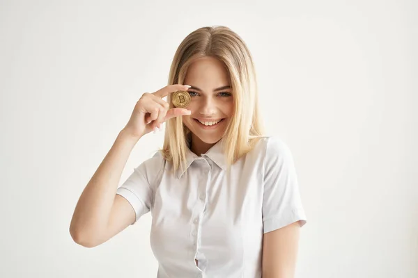 Vrouw in wit shirt glimlach cryptogeld technologie — Stockfoto