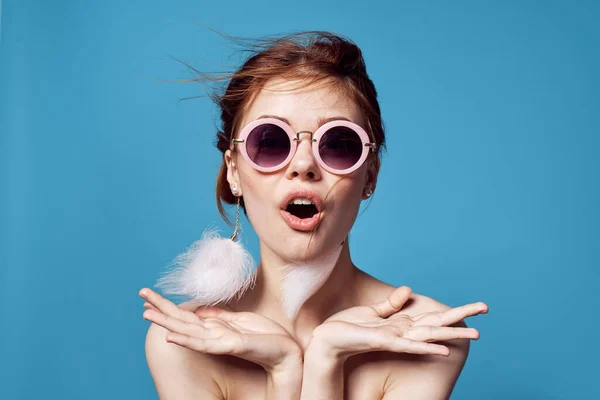 Fröhliche Frau mit nackten Schultern Sonnenbrille Modeschmuck — Stockfoto