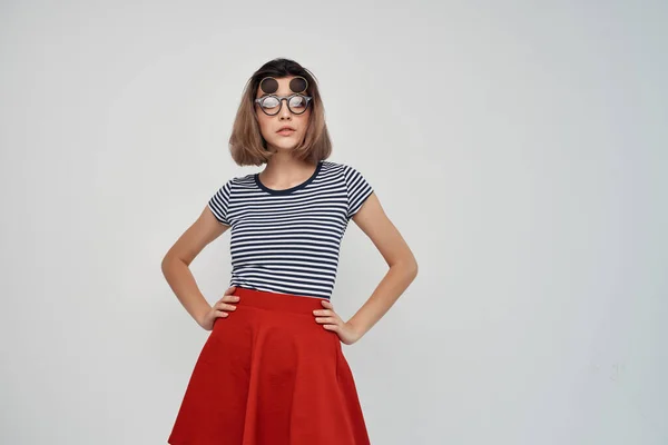 Vacker kvinna med glasögon randig tröja sommar mode — Stockfoto