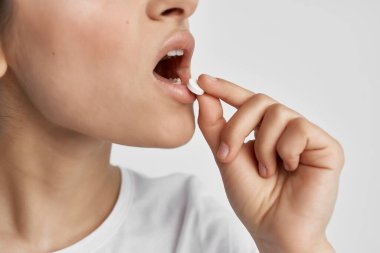 Kadın ilaç alıyor sağlık sorunları, ilaç izole edilmiş geçmiş