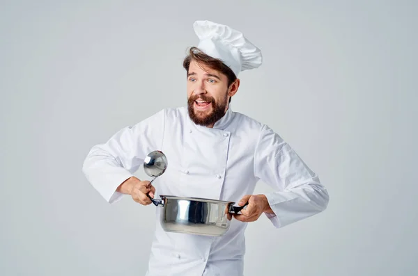 Cheerful chef masculino com uma panela em suas mãos preparando utensílios de cozinha de alimentos — Fotografia de Stock