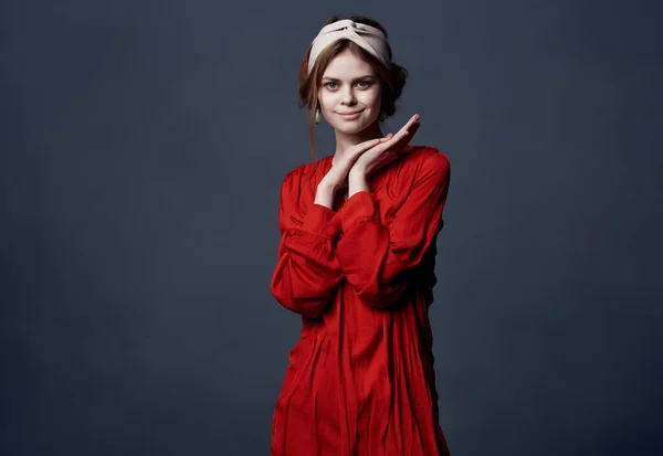 Mulher em vestido vermelho decoração elegante estilo posando noite — Fotografia de Stock