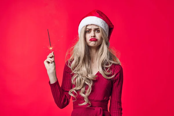 Veselá hezká žena v novém roce oblečení jiskřičky dekorace červené pozadí — Stock fotografie