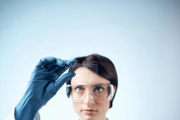 Assistante de laboratoire dans une analyse de blouse blanche diagnostic biologie — Photo