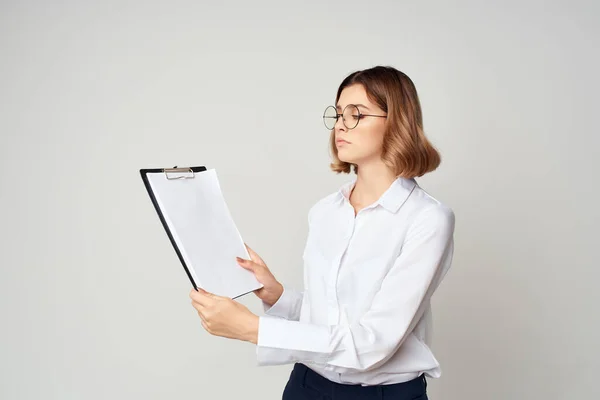Femme d'affaires gaie en chemise blanche documents copie espace bureau — Photo