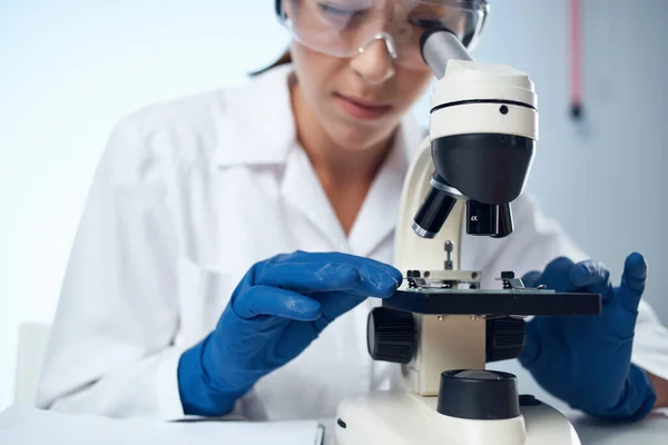 Laboratorio medico femminile biotecnologia e medicina analizza — Foto Stock