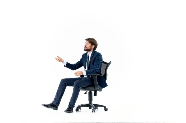 Homme Affaires Costume Assis Sur Une Chaise Photo Haute Qualité — Photo