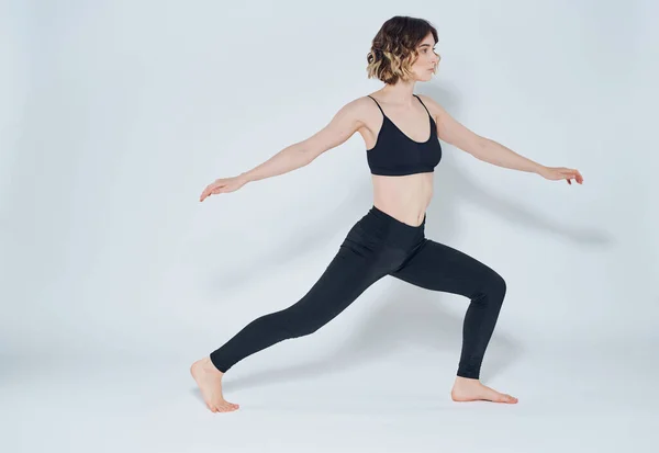 Mujer gimnasta gimnasio entrenamiento fitness figura delgada — Foto de Stock