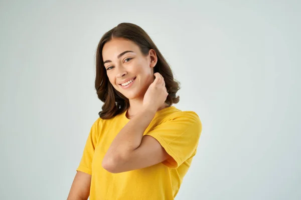 Glad brunett gula t-shirts modern stil leende — Stockfoto