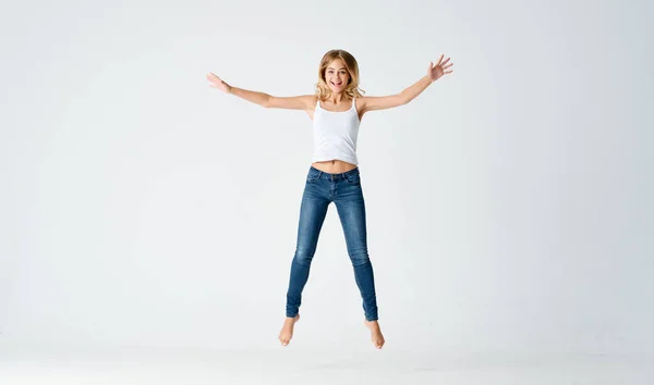 Alegre rubia descalza danza positiva energía —  Fotos de Stock