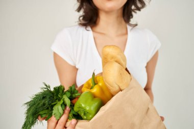 Yiyecek paketi olan kadın sağlıklı sebze süpermarketi