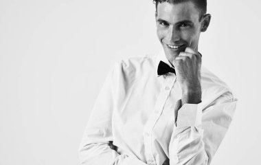 Gömlekli, kravatlı, poz veren neşeli bir adam. Yüksek kalite fotoğraf