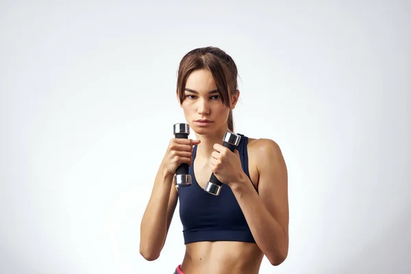 Спортивна брюнетка з гантелями в руках тренування фітнес вправи — стокове фото