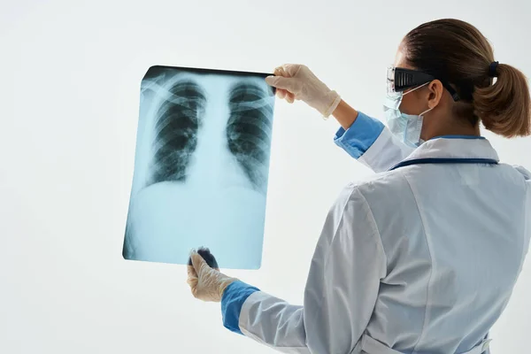 Mujer médico radiografías diagnóstico tratamiento profesional —  Fotos de Stock