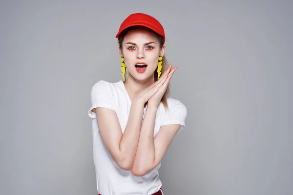 Aranyos vicces lány piros sapkában nyári ruhák divat fülbevaló ékszerek — Stock Fotó