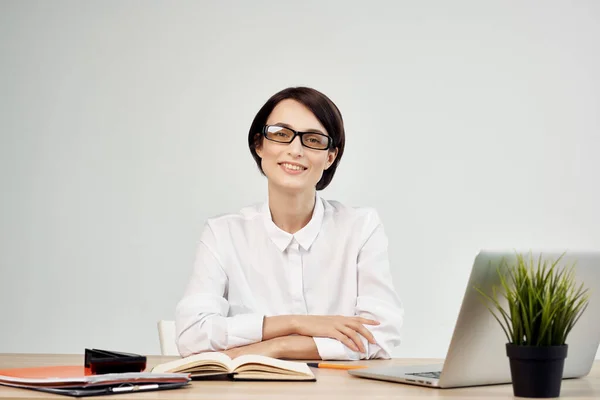 Mujer en traje delante de la computadora portátil con gafas de auto-confianza luz de fondo —  Fotos de Stock