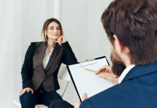 Homem de negócios e mulher sentados no sofá comunicação contratação emprego entrevista — Fotografia de Stock