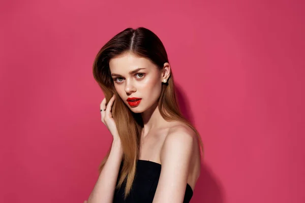 Hermosa Mujer Vestido Negro Posando Sobre Fondo Rosa Foto Alta — Foto de Stock