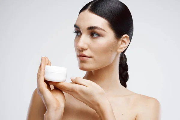 Dermatologia del vaso della crema delle spalle nude brune — Foto Stock