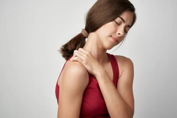 Eklem ağrısı çeken bir kadın. Kırmızı tişört. Sağlık sorunu. Romatizma. — Stok fotoğraf