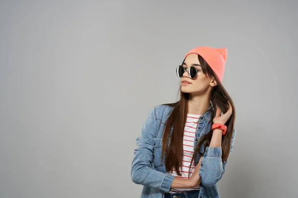 Woman wearing sunglasses pink hat posing Studio modern style — Stock Photo, Image