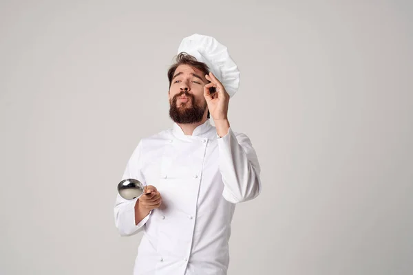 Profesionální Kuchař Naběračkou Ruce Vaří — Stock fotografie