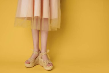 Kadın ayakkabıları moda yaz tarzında.