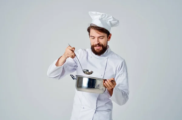 Chef Masculino Alegre Com Uma Panela Suas Mãos Preparando Comida — Fotografia de Stock