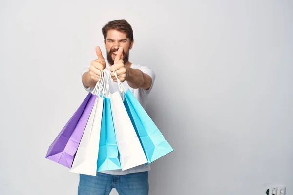 Bärtiger Mann mit Paketen in der Hand beim Einkaufen — Stockfoto