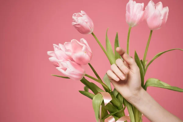 Букет Квітів Руці Рожевому Фоні Високоякісна Фотографія — стокове фото