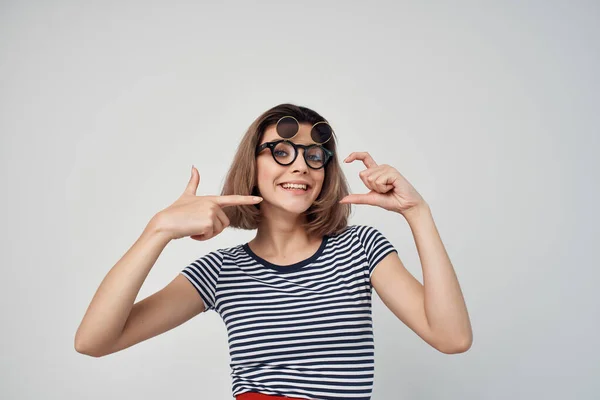 Allegra donna alla moda in occhiali a righe t-shirt posa estate — Foto Stock