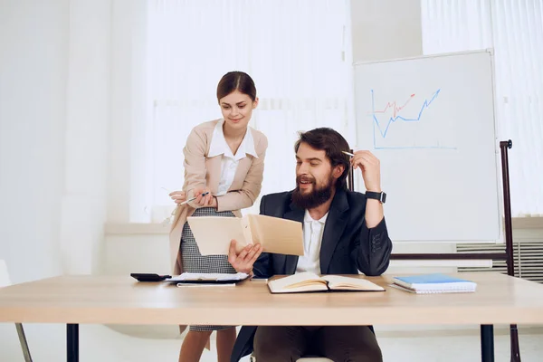 Hombre de negocios junto a secretario en oficina trabajo comunicación emociones — Foto de Stock