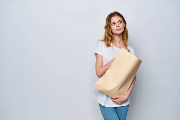 Mulher Com Saco Papel Nas Mãos Compras Foto Alta Qualidade — Fotografia de Stock