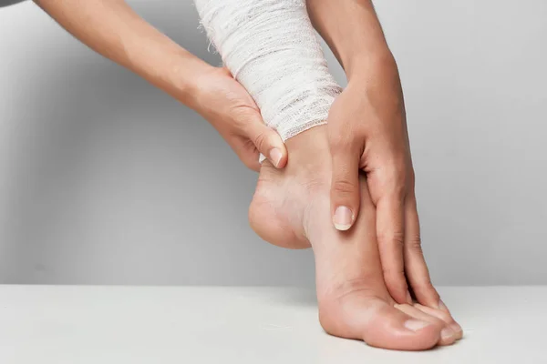 Female leg injury bandaged close-up health problems — Stock Photo, Image