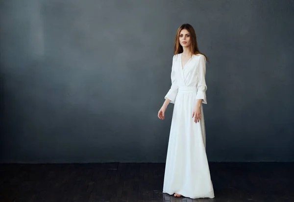Mulher Vestido Branco Posando Fundo Escuro Foto Alta Qualidade — Fotografia de Stock