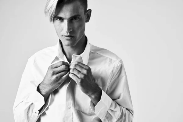Hombre en una camisa blanca peinado de moda estilo moderno foto en blanco y negro — Foto de Stock
