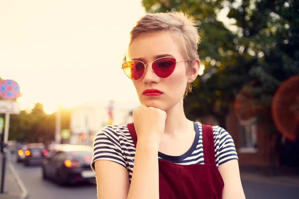 Femme aux cheveux courts en plein air portant des lunettes de soleil mode été marche — Photo