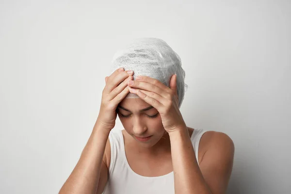 Žena drží obvaz hlavy zranění zdraví medicína — Stock fotografie