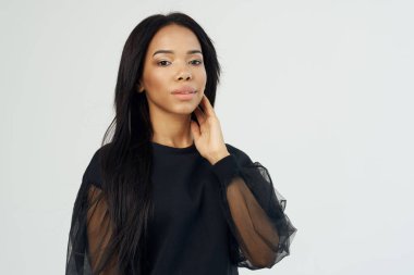 Afrikalı kadın görünüşü ve uzun siyah saçlı poz stüdyosu