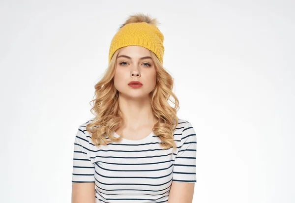 身穿条纹T恤、头戴黄帽、红唇的女性 — 图库照片