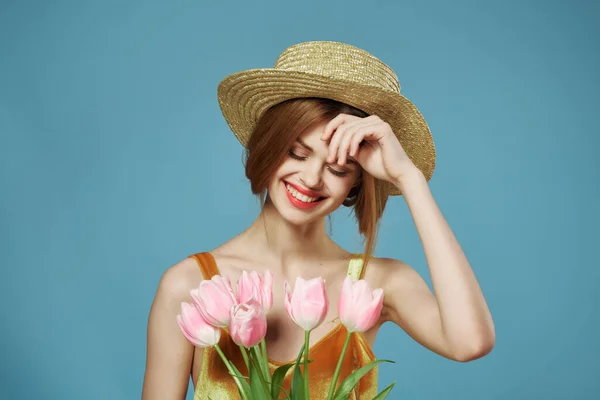 Mulher alegre em um vestido com um buquê de flores estilo de vida presente romance — Fotografia de Stock