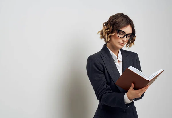 Mulher com óculos com um livro em suas mãos Job Professional — Fotografia de Stock