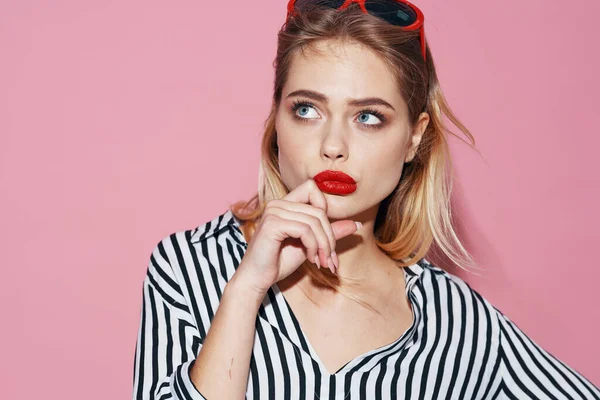 Schattig blond rode lippen mode poseren roze achtergrond — Stockfoto