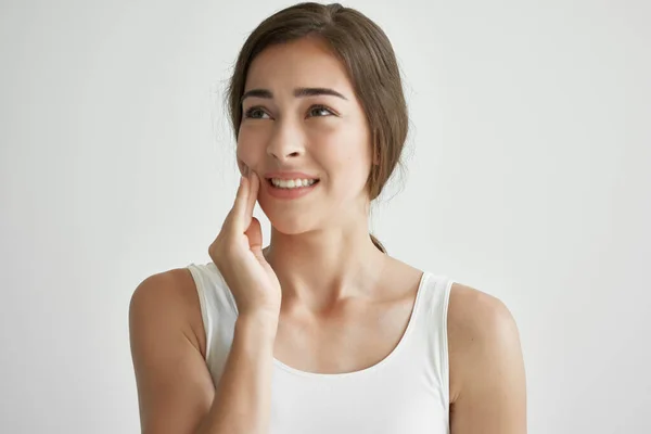 Beyaz tişörtlü kadın diş ağrısı dişçi rahatsızlığı — Stok fotoğraf