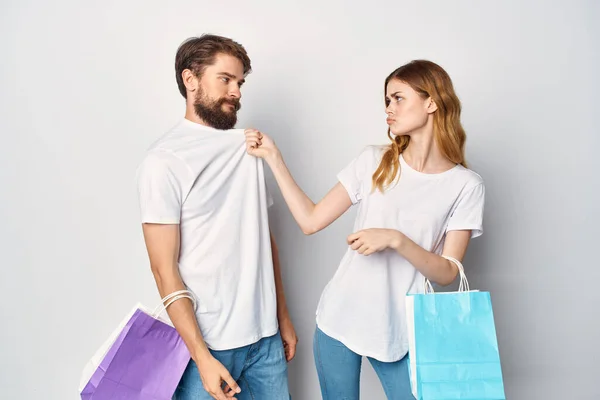 Vrouw houdt een man bij de kraag winkelen emoties — Stockfoto