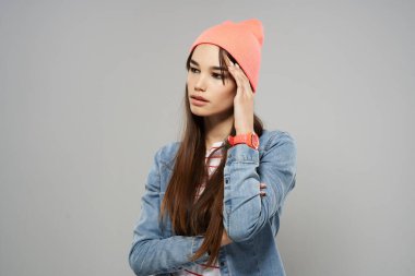 Pembe şapkalı esmer, modern modaya uygun.