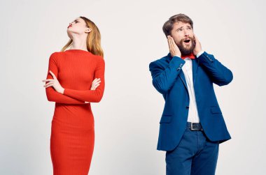 Erkek ve kadın yan yana dururlar. İletişim dostluğu. Zarif bir şekilde birlikte.